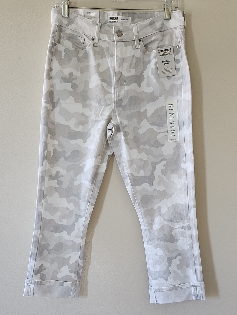 Signature by Levi Strauss White and Light Gray Camo Capri Pants